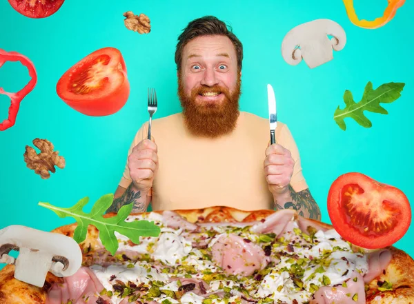 Homme à la barbe et tatouages est prêt à manger une grande pizza — Photo