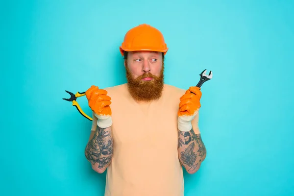 Pracownik w żółtym kapeluszu jest zdezorientowany swoją pracą — Zdjęcie stockowe