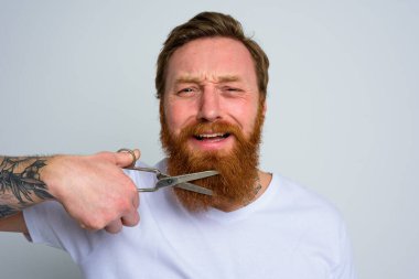 Makas tutan mutsuz bir adam sakalı kesmek istemez.