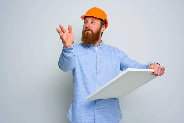 Arquiteto confiante com barba e capacete laranja faz um esboço — Fotografia de Stock