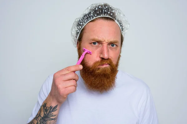 Człowiek dopasować brodę z żyletką — Zdjęcie stockowe