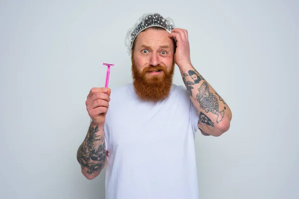 Uomo confuso vuole regolare la barba con una lama di rasoio — Foto Stock