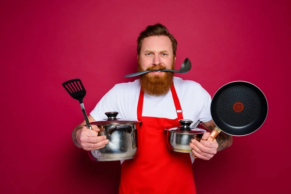 Agresywny kucharz z brodą i czerwonym fartuchem jest gotowy do gotowania — Zdjęcie stockowe