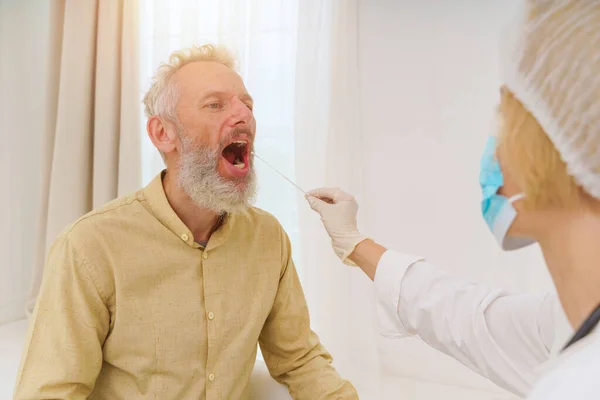 Patient ist bereit, einen Covid-19-Test mit dem Arzt zu machen — Stockfoto