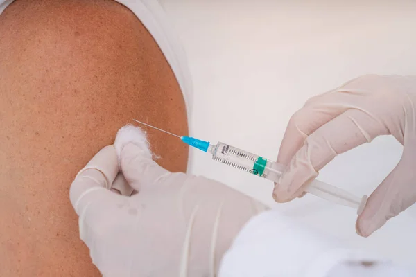Врач назначает вакцину против ковида-19 пациенту со шприцем — стоковое фото