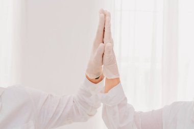 Maskeli ve yüz koruyuculu doktorlar hastanede çalışmaya hazır.