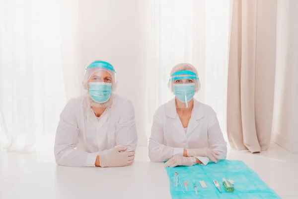 Лікарі з маскою та захисником обличчя готові працювати в лікарні — стокове фото