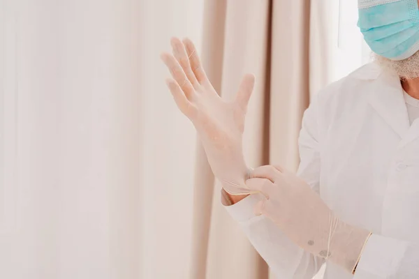 Dokter met masker en gezichtsbeschermer is klaar om te werken in het ziekenhuis — Stockfoto