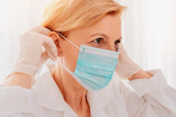 Arts pas het gezichtsmasker aan om zichzelf te beschermen tegen covid-19 virus — Stockfoto