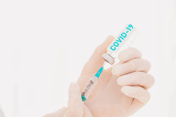 De arts met spuit is klaar om het vaccin tegen covid-19 toe te dienen — Stockfoto