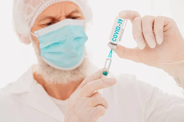 De arts met spuit is klaar om het vaccin tegen covid-19 toe te dienen — Stockfoto