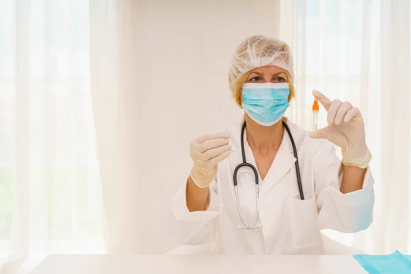 El médico con mascarilla y jeringa está listo para administrar la vacuna contra covid 19 —  Fotos de Stock