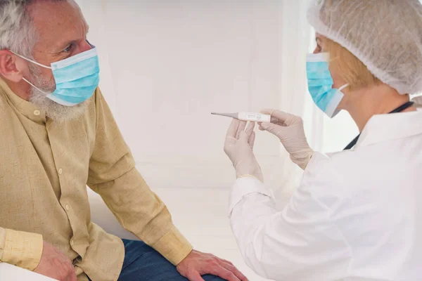 Arzt missachtet die Temperatur des Patienten — Stockfoto