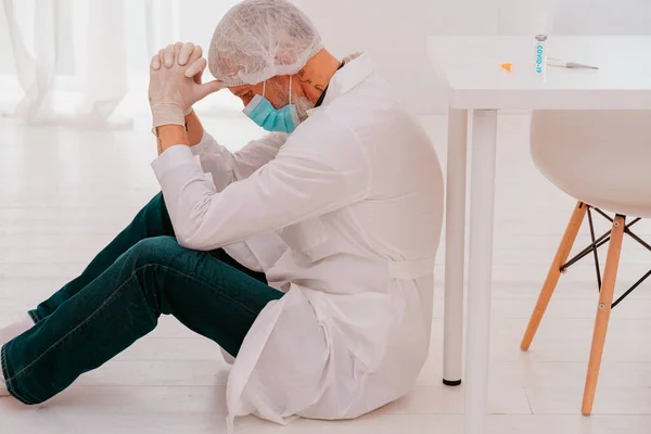 Médico está cansado e estressado devido à pandemia do vírus covid-19 — Fotografia de Stock