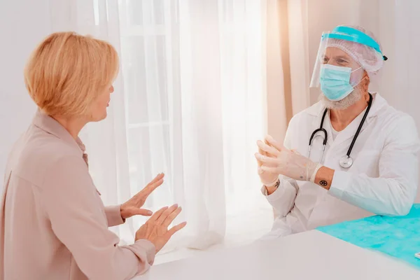 Доктор пояснив пацієнту інформацію про вірус ковідо-19 — стокове фото