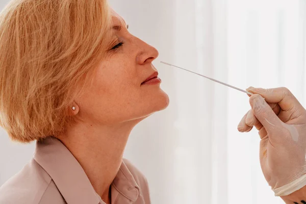 Doktor bir testçiyle kovid 19 virüsünü kontrol ediyor. — Stok fotoğraf