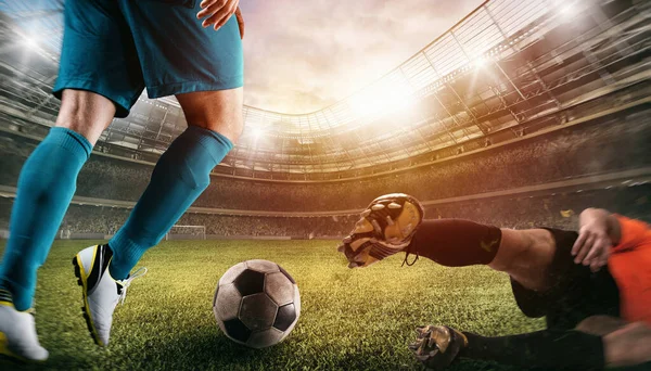 Närbild av en fotboll actionscen med konkurrerande fotbollsspelare på stadion — Stockfoto