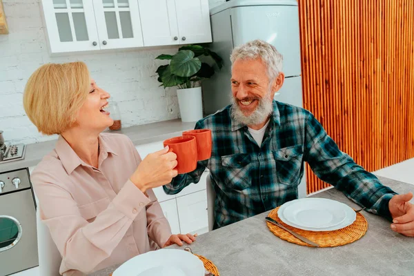 Пара снідає вдома з кавою та фруктами — стокове фото