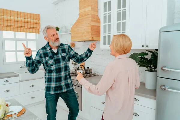 Чоловік і дружина танцюють вдома під час сніданку — стокове фото