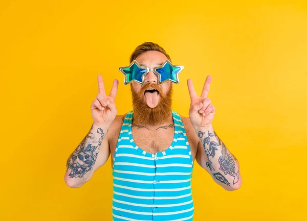 Uomo con barba, tatuaggi e costume da bagno è pronto per l'estate — Foto Stock