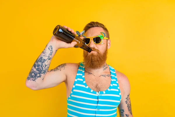 Mann mit Bart und Sonnenbrille trinkt Bier — Stockfoto