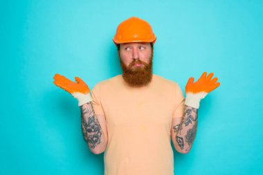 Beceriksiz işçi işinden emin değil ve endişeli.