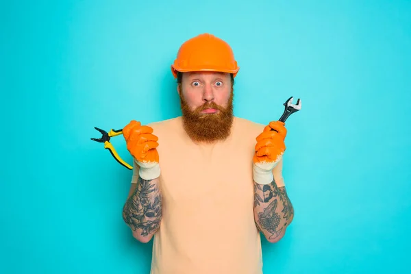 Worker with yellow hat is confused about his work — Stock Photo, Image