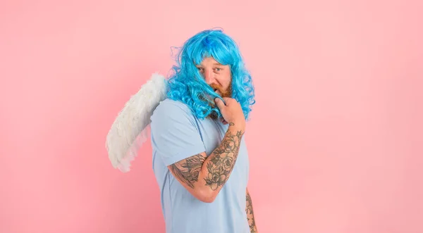 Man met baard en blauwe peruke gedraagt zich als een agel met vleugels — Stockfoto