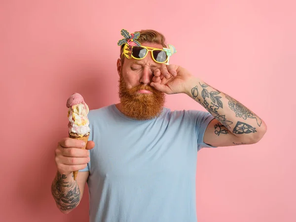 Piangere uomo con la barba e tatuaggi non piace il gelato — Foto Stock