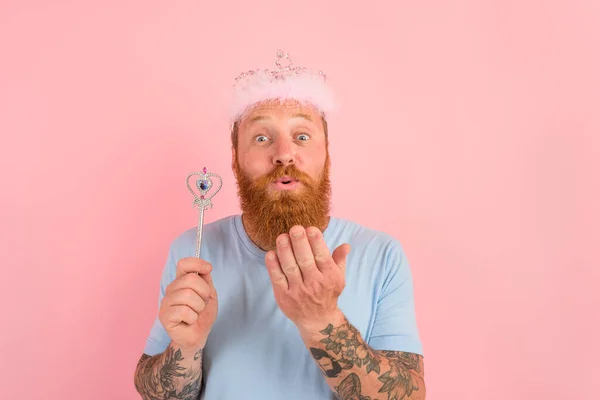 Uomo con la barba e tatuaggi si comporta come una principessa di un racconto — Foto Stock