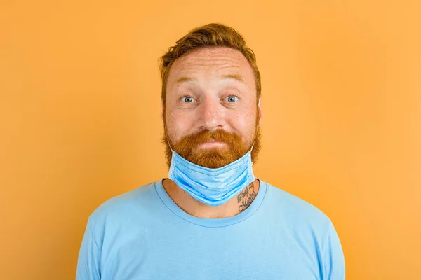 Happy man met baard en tatoeages verwijdert het masker voor covid-19 — Stockfoto