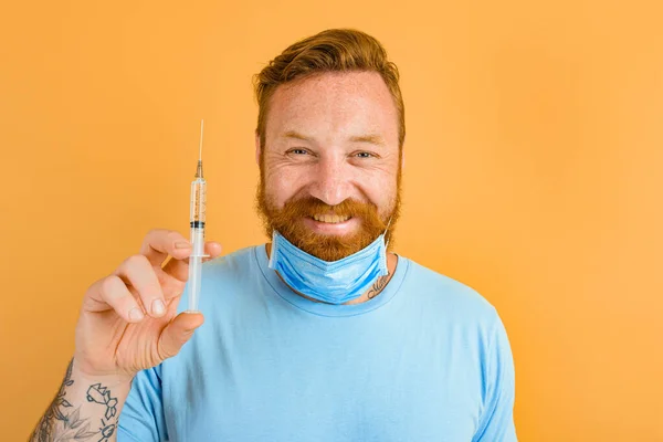 Щасливий чоловік з бородою, татуюванням та маскою для ковадла-19 готовий до вірусної вакцини — стокове фото