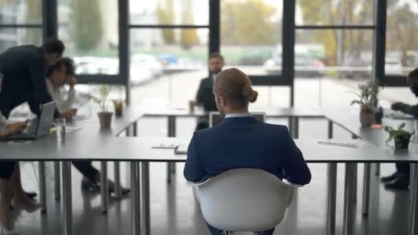 Les hommes d'affaires au bureau travaillent ensemble lors d'une réunion — Video