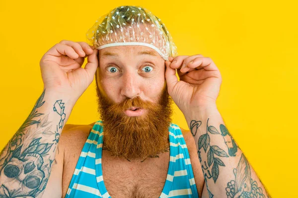 Άνδρας με μαγιό και καπέλο μαλλιών για γυναίκες είναι έτοιμος για το καλοκαίρι — Φωτογραφία Αρχείου