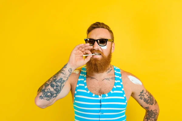 留着胡子、纹身和泳衣的男人吸烟 — 图库照片