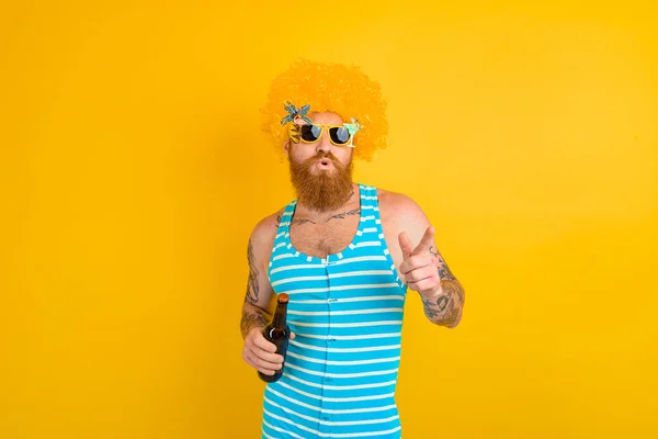 Uomo con barba e occhiali da sole beve birra — Foto Stock