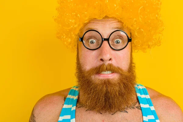 Человек с жёлтой бородой, париком и очками — стоковое фото