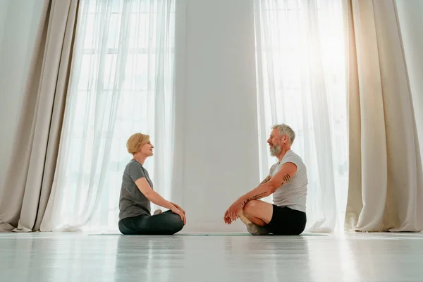 Esposo y esposa hacen ejercicio de yoga juntos en casa —  Fotos de Stock