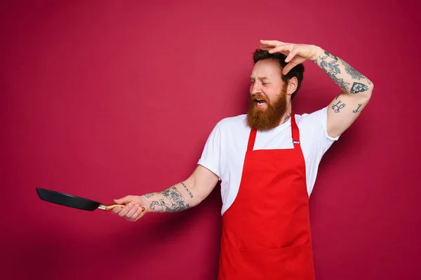 Uomo chef con padella in mano si comporta come uno stregone — Foto Stock