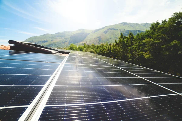 屋顶上安装太阳能电池板的可再生能源系统 — 图库照片