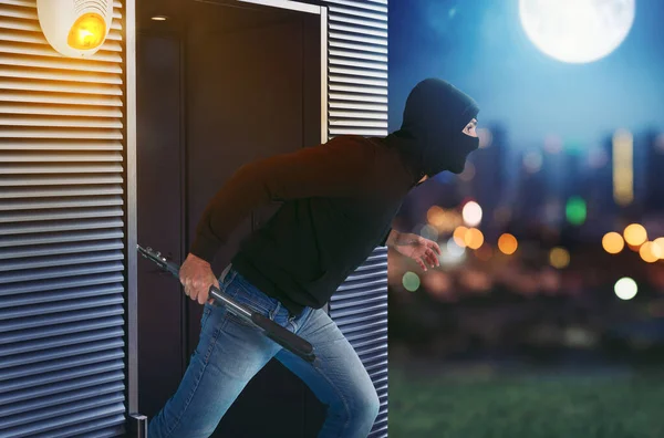 Ladrão com balaclava foge do apartamento porque o alarme foi ativado — Fotografia de Stock