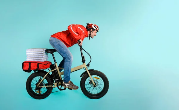 Lieferant rast mit Elektrofahrrad zur Pizza-Lieferung — Stockfoto