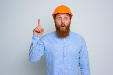 Sakallı, turuncu kasklı, şaşırmış bir mimar.