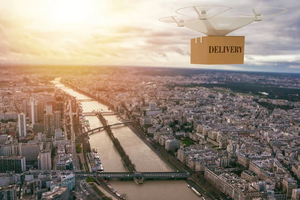 İnsansız hava aracı sevkiyat yapmak için şehrin üzerinde uçuyor. — Stok fotoğraf