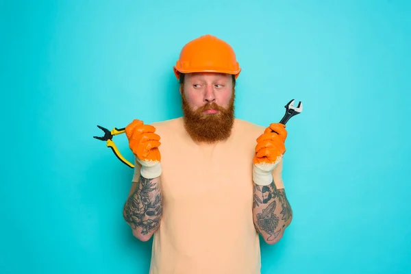 Werknemer met gele hoed is in de war over zijn werk — Stockfoto
