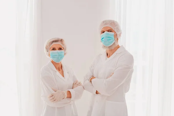 Ärzte mit Maske und Gesichtsschutz sind im Krankenhaus einsatzbereit — Stockfoto