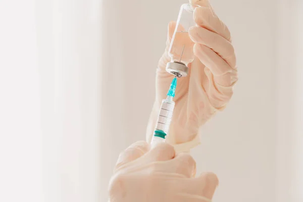 De arts met spuit is klaar om het vaccin tegen covid-19 toe te dienen — Stockfoto