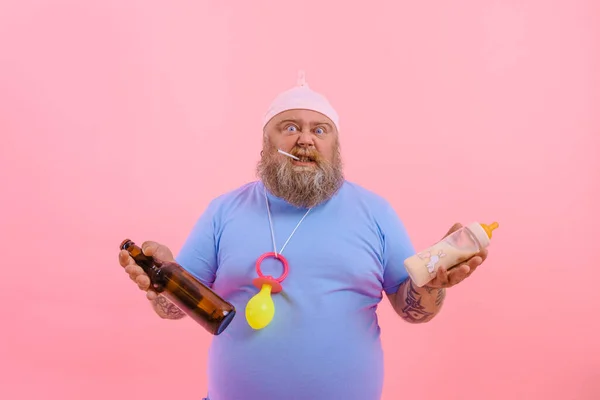 Fat doubter man acts like a doubter baby but drinks beer — Stockfoto