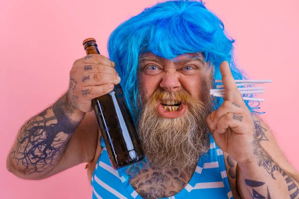 Dicker Mann mit Bart und Perücke raucht Zigaretten und trinkt Bier — Stockfoto