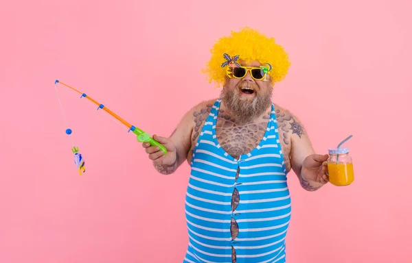 Dicker glücklicher Mann mit Bart und Sonnenbrille hat Spaß mit der Angelrute — Stockfoto